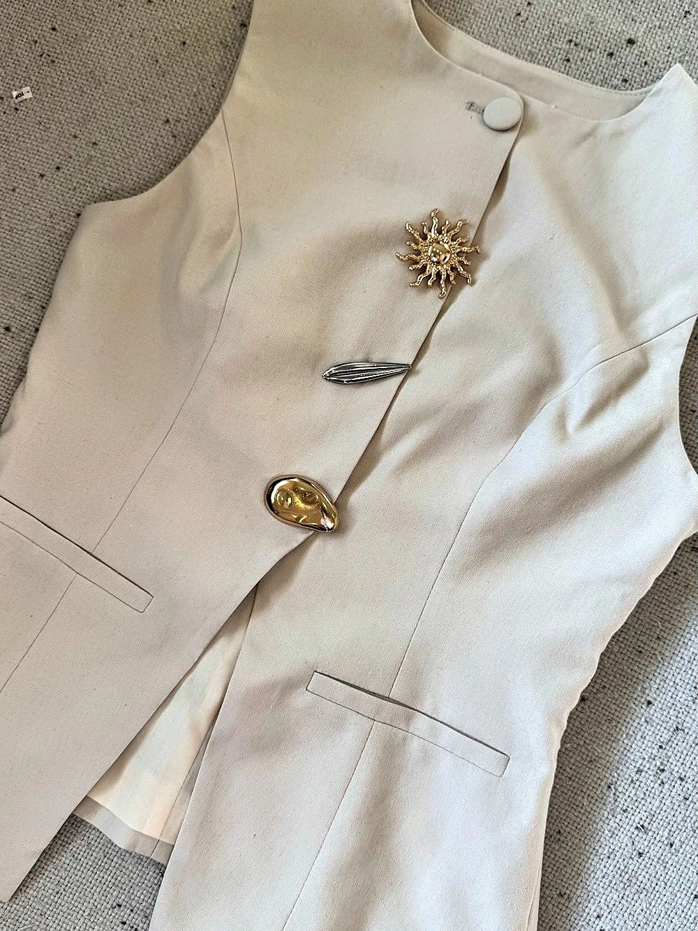COMMENSE Metal Detail Split Vest M Off White Linen Blend Sculptural Buttons